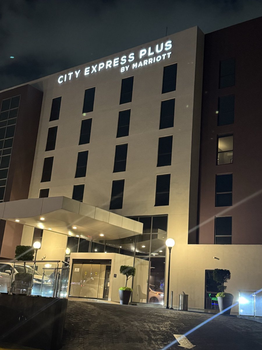 JavierQ_Tapia's tweet photo. Vean este hotel y grábenselo, personal del valet parking drogado, tipo loco que exige pagos extras sin razón o propinas, y si no le das se pone loco, un asco de servicio #CityExpressPlus Tlalpan pésimo! https://t.co/9NPinJxubu