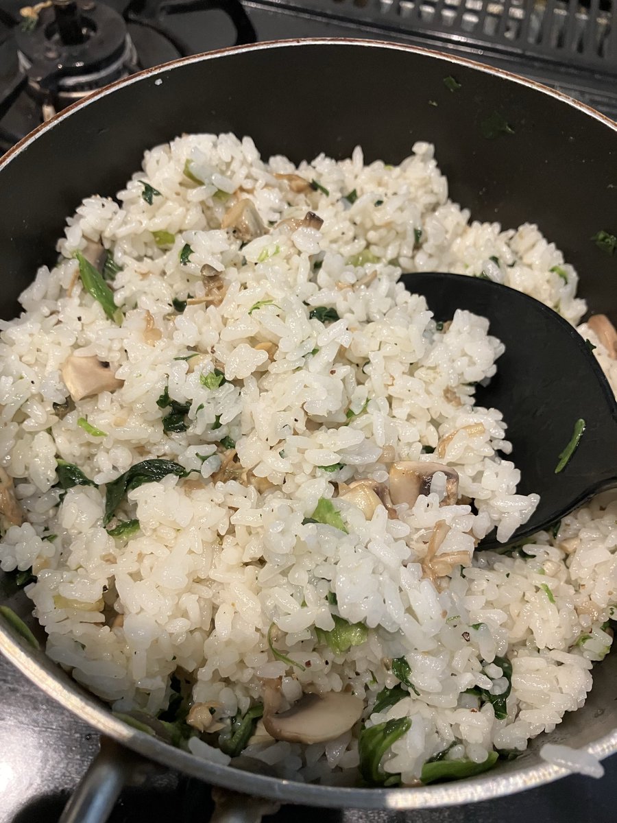NsKITCHEN4's tweet photo. 先日管理栄養士さんに教わった鉄分補給レシピ、あさり水煮缶を煮汁ごと炊きこんだごはん、おいしかった〜。これにほうれん草、マッシュルーム、バターを混ぜてオムライスにしたら子ども達にも好評でした。
#鉄分補給レシピ #夏休みごはん　#あさり缶レシピ https://t.co/0BvRAptt0K