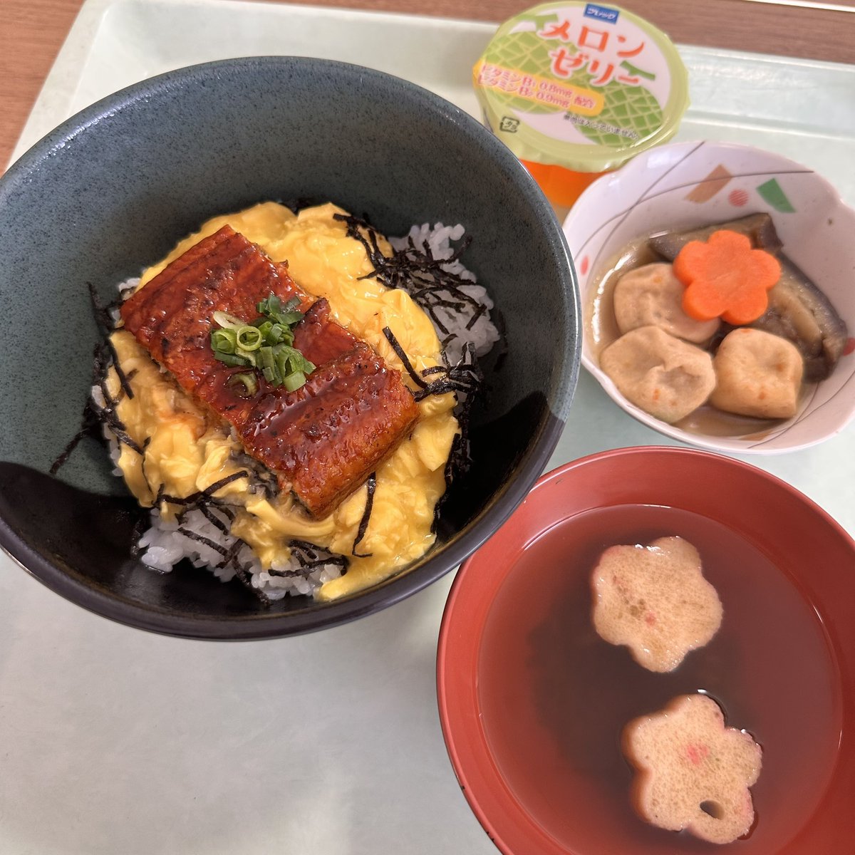 miyu_pui's tweet photo. 土用の丑の日なので社食が豪華✨️ https://t.co/wGjh7sc6EE