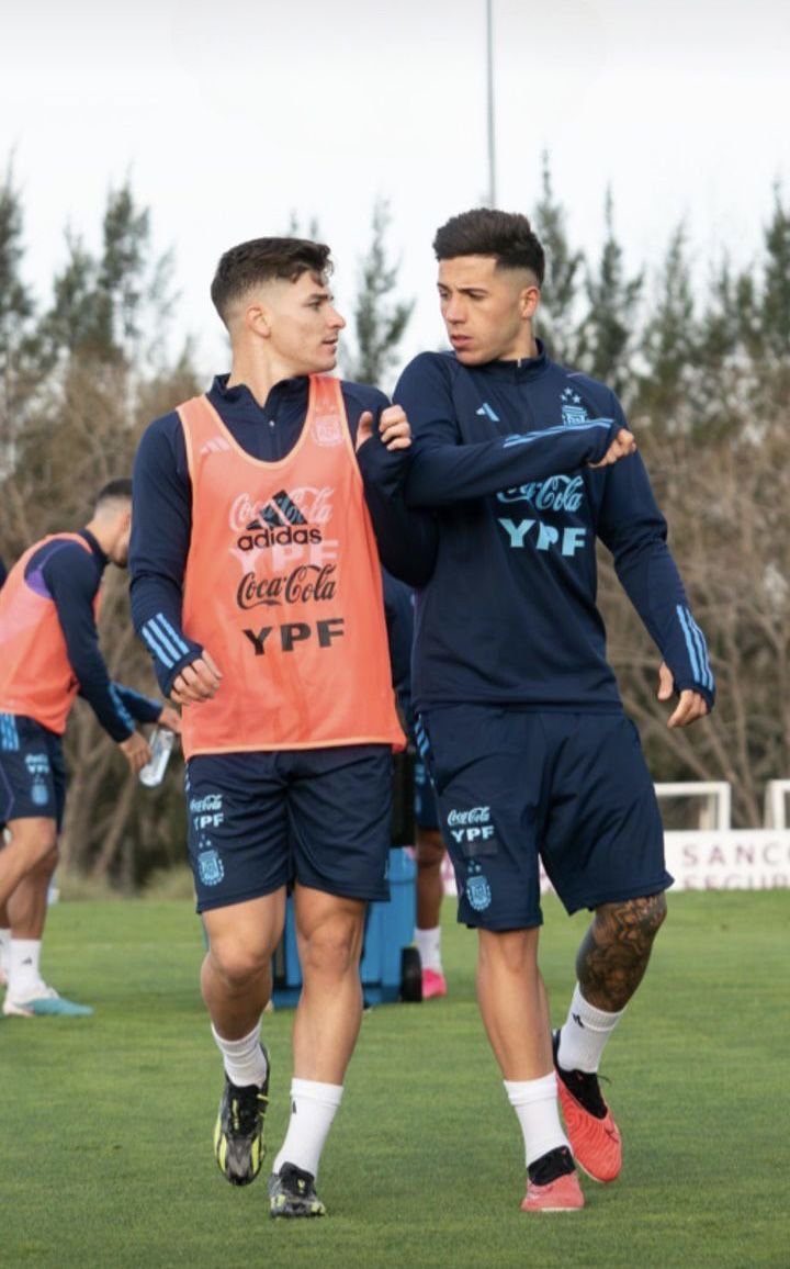 onlytdiaz's tweet photo. les estaba enseñando a mi sobrina de 5 (cinco) años quienes eran los de la selección y cuando le mostré esta foto de enzo y julián (no se acordaba quien era enzo) me dijo y ellos son amigos o NOVIOS ????????? le dije q no sabía https://t.co/3CvZNZkQSY