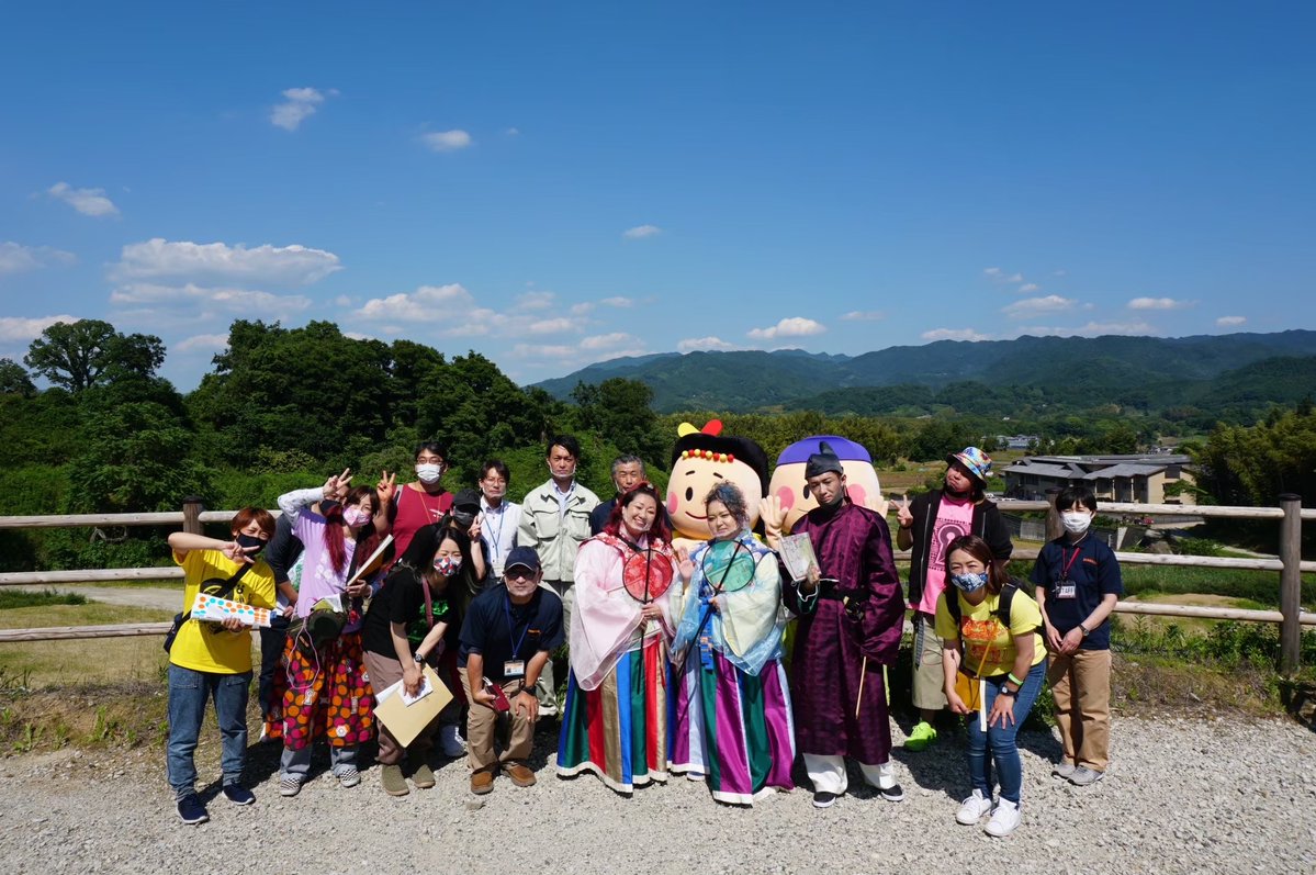 kofunfes's tweet photo. ㊗️世界遺産登録㊗️
飛鳥・藤原の宮都
おめでとうございます♪

本当に嬉しいです☺️
文化財を発信し、守り伝えていくことの大切さを改めて感じています🙌

コロナ禍の2021年「古墳フェス 墳活 in ライブ配信」では、明日香村の皆さまに全面的にご協力いただき、その魅力を止まることなく発信することができました。

今回の世界遺産登録により、その素晴らしい歴史や文化がさらに世界へ発信されることを、とても嬉しく思います。

これからも、飛鳥・藤原の魅力が世界中の多くの方に伝わっていくことを願っています‼️