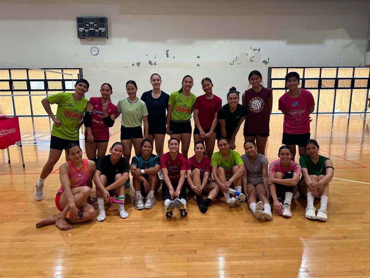 aicille73's tweet photo. Me nakitraining sa Creamline from Montini Catholic sa Illinois 🥰🥰💖✨ Got this from Momshie Taj sa profile nya #CreamlineCoolSmashers #AlyssaValdez #JemaGalanza #MicheleGumabao #BeaDeLeon https://t.co/EDnjiZdwco