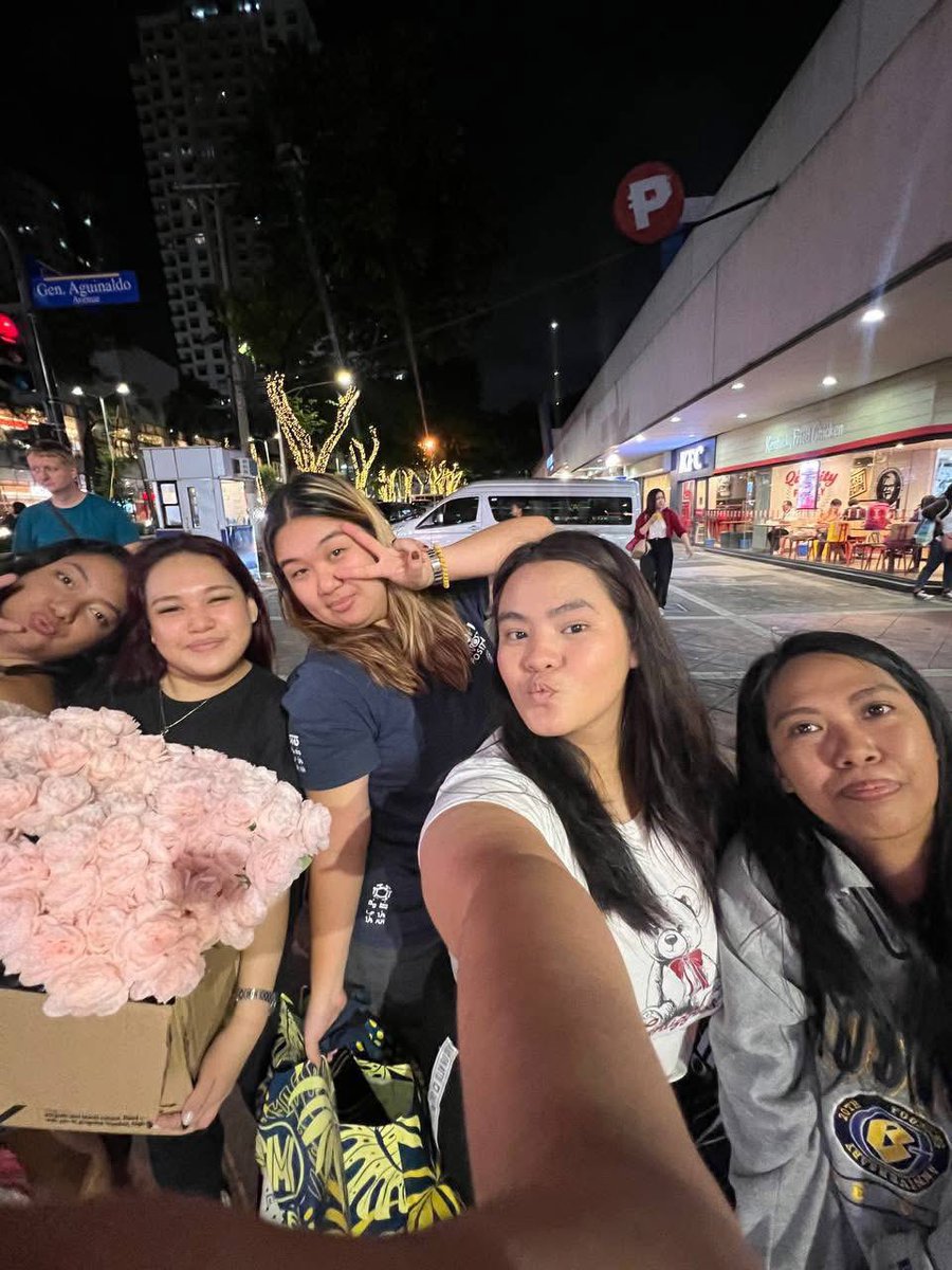 anasariasc_'s tweet photo. What do you mean na itβs already a year simula nung naging kargador girlies kami?
#KAIONinManila https://t.co/gT6fXpUK6R