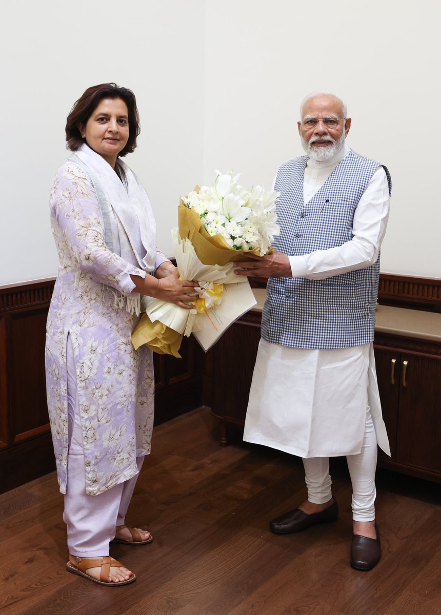 GirilMBhatia's tweet photo. भाजपा, राजस्थान की प्रदेश उपाध्यक्ष एवं पूर्व सांसद डॉ. ज्योति मिर्धा जी को जन्मदिवस की हार्दिक बधाई एवं शुभकामनाएं!

प्रभु श्रीनाथ जी से आपके उत्तम स्वास्थ्य, दीर्घायु एवं यशस्वी जीवन की कामना करता हूँ।

@jyotimirdha https://t.co/Ym3LKODmvK