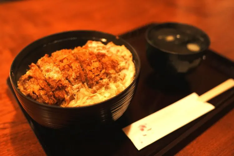 asakura_tetsuya's tweet photo. 昭和の刑事ドラマのシンボル、かつ丼。
罪を認めさせるための安い懐柔。
昭和の取調室で湯気を立てながら、
いまの地方政治の腐敗の匂い。

地方議会もただの組織。
長く続けば、腐ってくる。
その腐敗は静かに広がっていく。

#中尾正幸
#蔵内勇夫
#麻生太郎
#服部誠太郎
#自民党県議
#福岡県
#上納金 https://t.co/Q9BOnXZc32