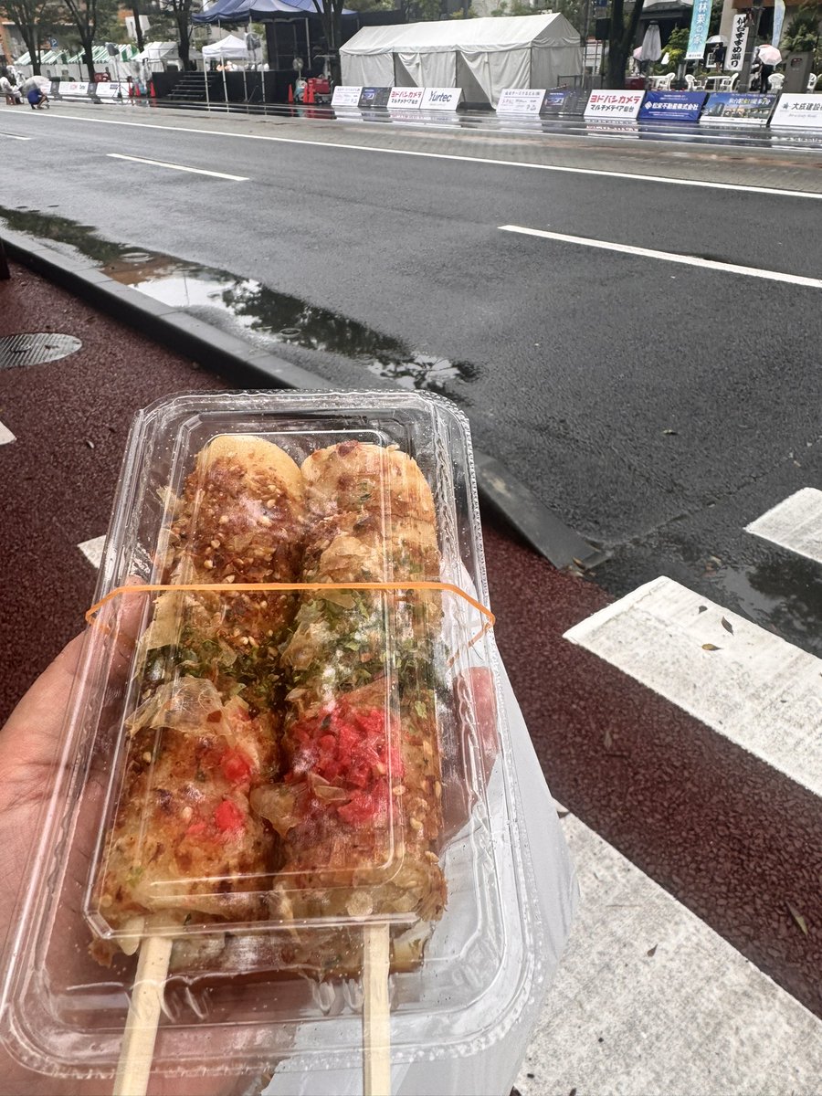 m00ntan's tweet photo. うちのチームは今日の出演を断念☔️
必死に🪭🪭練習してきたのに残念だけど他チームの演舞をゆっくり見れたのは良き👍

不完全燃焼のためみんなで気合い入れて打ち上げ〜🍻🍻🍻🍻🍻🍻🍻🍻🍻🍻🍻🍻🔥 https://t.co/eBY9twS5Sj