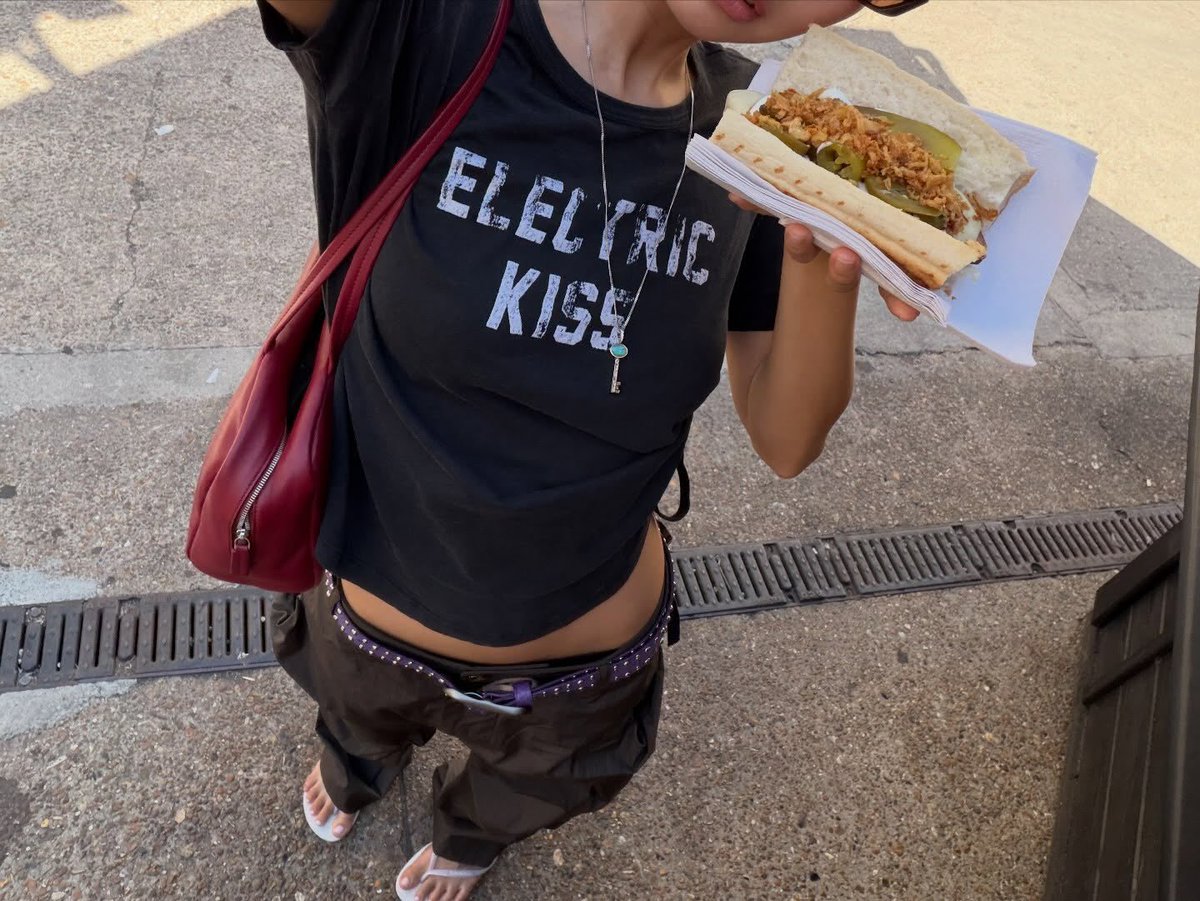 KINGTHEREALFIII's tweet photo. An electric girl eating a hot dog + ice cream and riding a bike beautifully through the streets of London 💅🏼 https://t.co/DZu4cYm7z3