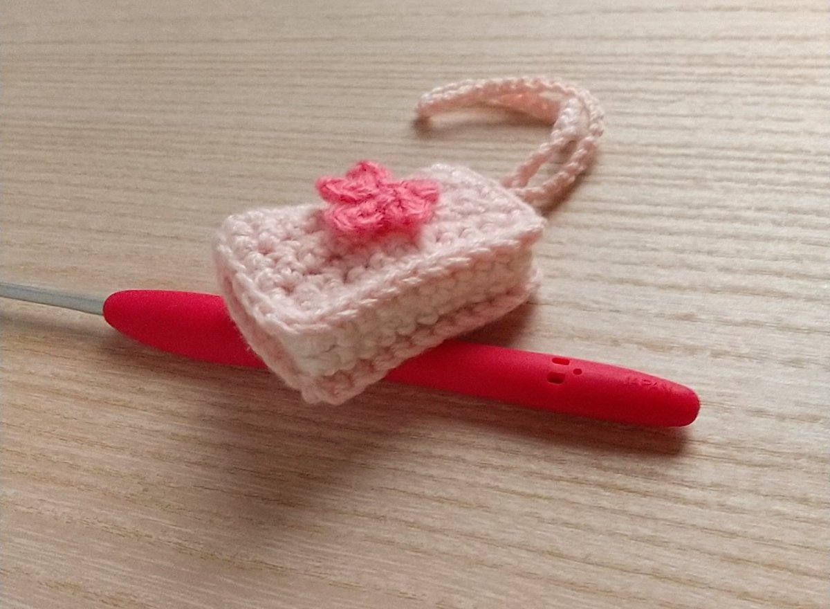 Happy_time_knit's tweet photo. インスタで見かけた本のあみぐるみが可愛かったので、目コピして作ってみました。
写真はイマイチですが、実物は可愛いです💕 https://t.co/4LpR2nDgLv