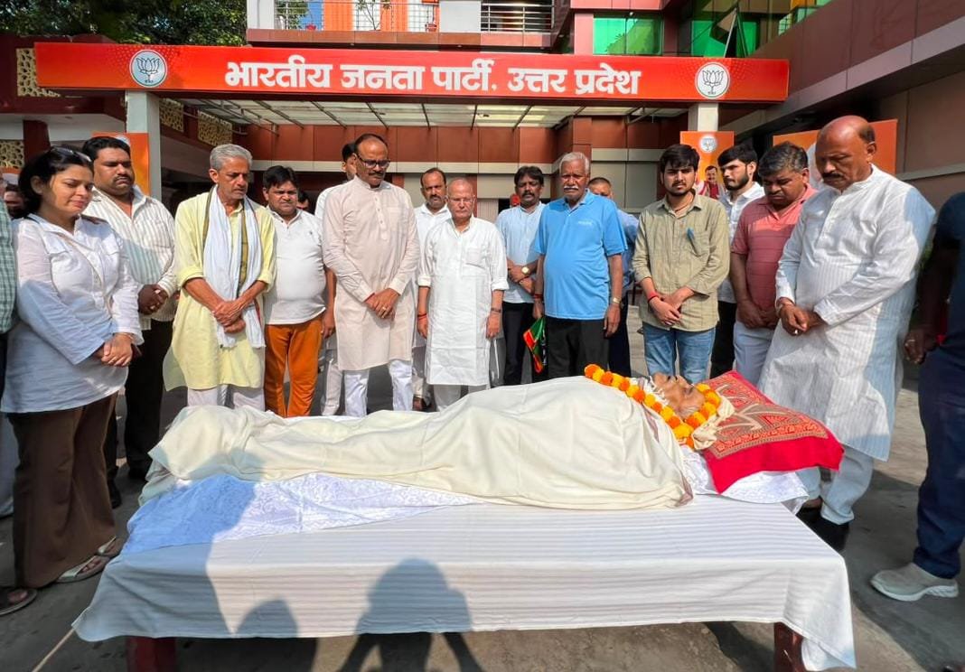 brajeshpathakup's tweet photo. आज लखनऊ में भारतीय जनता पार्टी के वरिष्ठ नेता, पूर्व संगठन मंत्री एवं पूर्व विधान परिषद सदस्य आदरणीय श्री जयप्रकाश चतुर्वेदी जी के निधन की अत्यंत दुःखद सूचना प्राप्त होने पर भाजपा प्रदेश मुख्यालय पहुंच कर विनम्र श्रद्धांजलि अर्पित करते हुए। 

ईश्वर से प्रार्थना है कि गोलोकवासी पुण्यात्मा को अपने श्रीचरणों में स्थान प्रदान करें। 

ॐ शान्ति!!!
