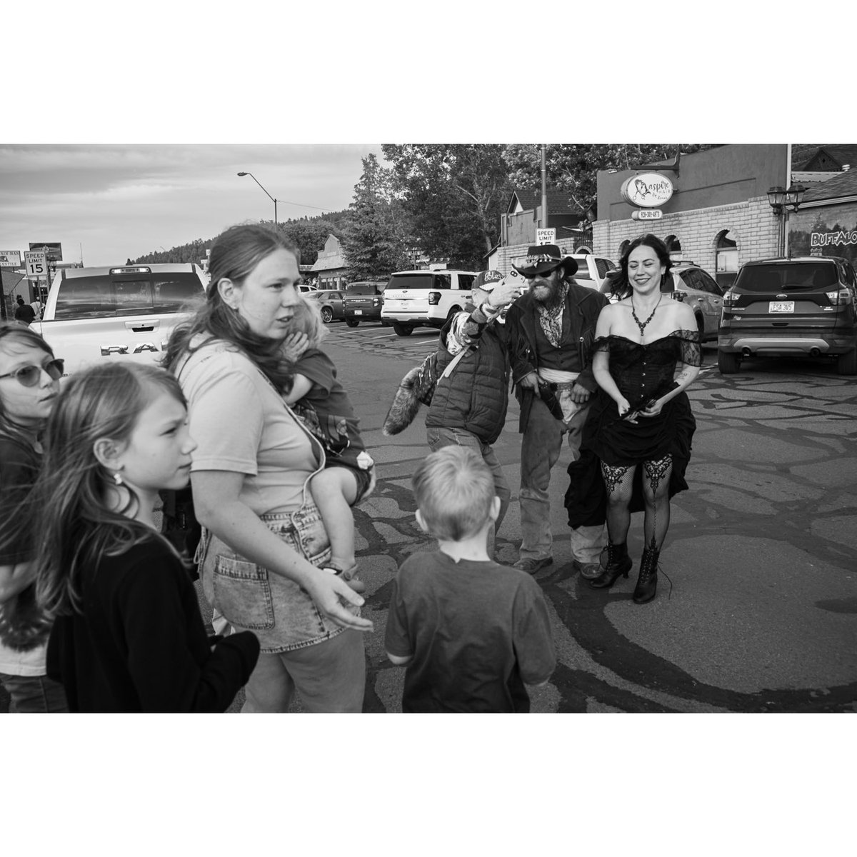 vinkjohn's tweet photo. A 6-day 3.000km road trip in S.W. USA. Blank shots were fired!
USA, Williams (Arizona). 15/06/2026: Tourists taking photographs with cowboys after a show. https://t.co/GQpdaI2Ba9