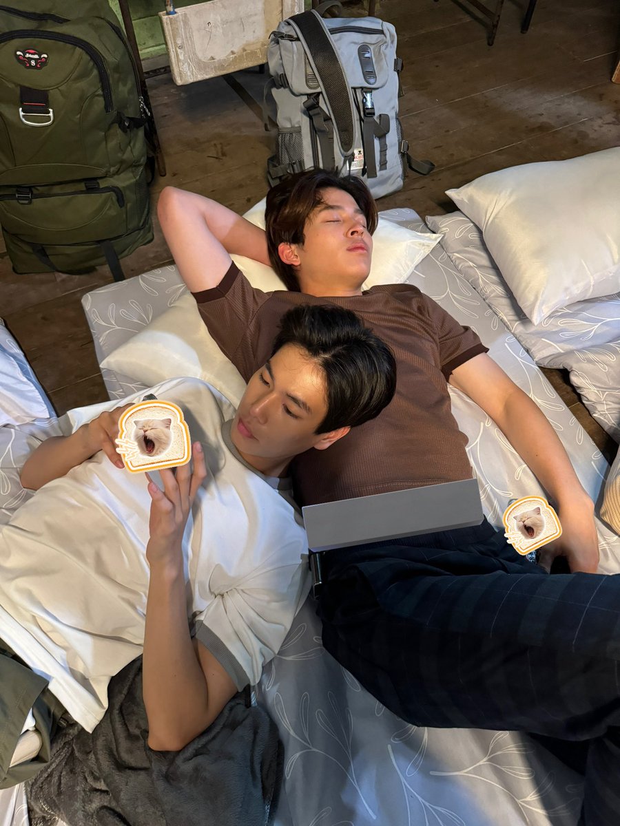 twixtpp's tweet photo. ใช้ตัวเขาเป็นหมอนแล้วตัวเองนอนหนุนเล่นมือถือ หมอนส่วนตัวภูวินแทง 🙂‍↕️🙂‍↕️🙂‍↕️🙂‍↕️ https://t.co/pUTgkKWKHX