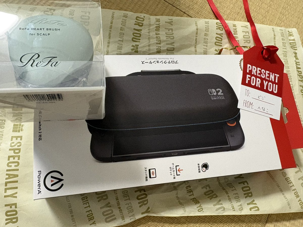 0zrs0's tweet photo. 旦那さんが誕生日プレゼントくれた！Switch2のケースとリファのスカルプブラシが同梱されてて笑っちゃった https://t.co/KkswB97304