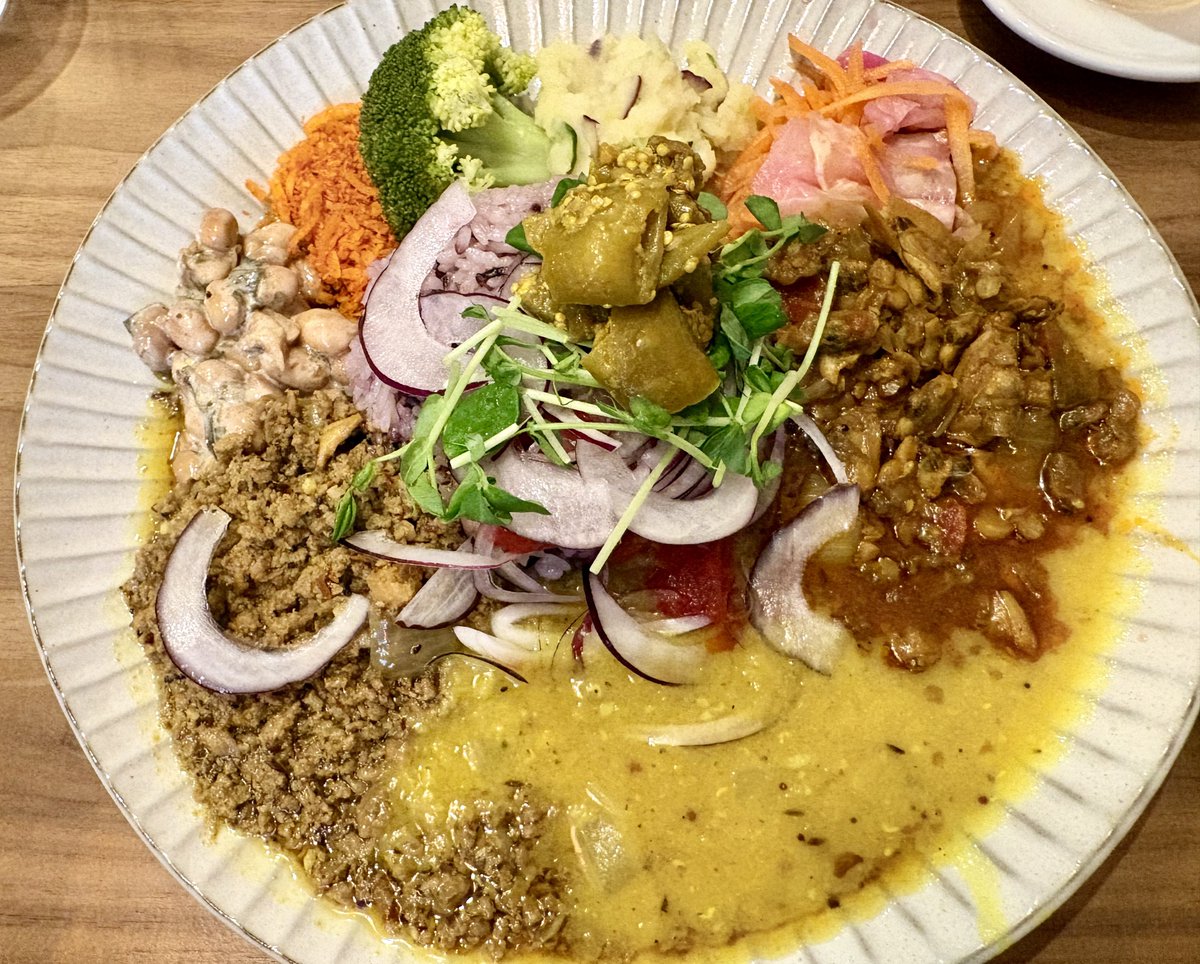 uro_choro's tweet photo. 虹の仏 Tokyo
ハーフ&amp;ハーフ(出汁キーマ、あさり)

大阪出汁カレーの元祖にして、僕が愛する名店。
スリランカカレーへのリスペクトを感じつつ、和出汁の旨味を見事に融合させた唯一無二の一皿。嗚呼…やっぱり素晴らしい…
なにより亀戸の仲間たちとこの味を共有できたことが、涙が出るほど嬉しい😭😭 https://t.co/JITCQIJ6rB