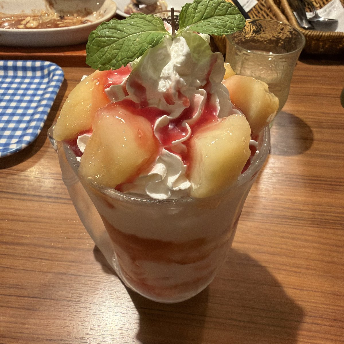 maimai_mnst's tweet photo. 1人だけパフェ頼んだら甥っ子からめちゃくちゃ非難された🍑でっけぇ！ https://t.co/FxqHWCUqQc