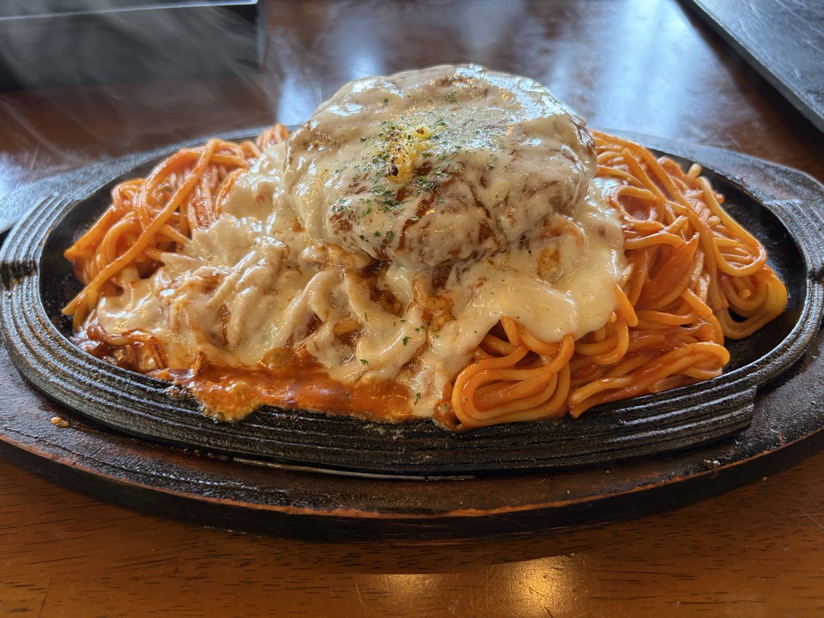 puru_hello's tweet photo. こいつは、仙台市青葉区は愛子にあるハングリーハングリーのナポバーグチーズ焼き大盛りや。アツアツ。 https://t.co/HqkcOazsWf