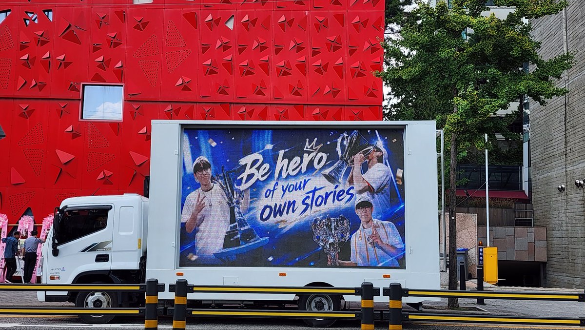 onlyONER_cn's tweet photo. 𝗬𝗼𝘂 𝘄𝗶𝗹𝗹 𝗡𝗲𝘃𝗲��� 𝗪𝗮𝗹𝗸 𝗔𝗹𝗼𝗻𝗲👣
오너 선수 많이 응원해주세요!

#Oner #OnerWin https://t.co/FuEm795aTQ