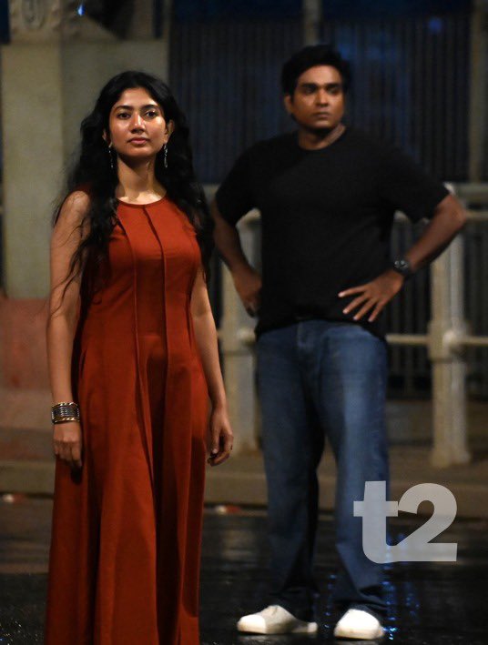 t2telegraph's tweet photo. Saturday night witnessed celebrated filmmaker Mani Ratnam directing actors Vijay Sethupathi and Sai Pallavi for his Tamil untitled romantic drama on the iconic Howrah Bridge. Sethupathi, sans his trademark beard, and Sai Pallavi, dressed in a maroon maxi dress, walked on the bridge for what appeared to be a romantic scene. The film will be shot in Kolkata and its outskirts over the next week or so. 
Pictures: B Halder