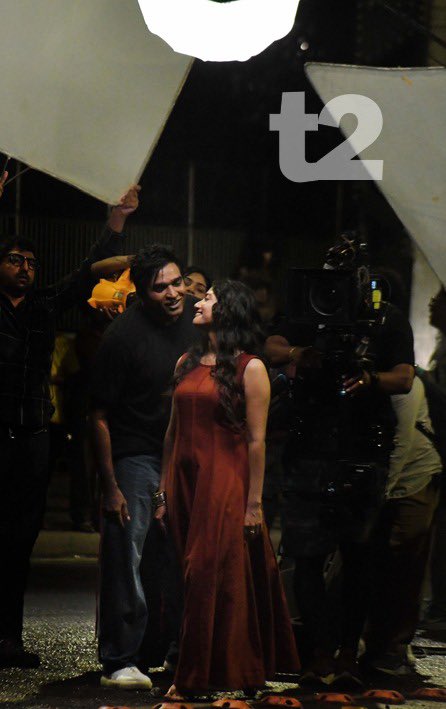 t2telegraph's tweet photo. Saturday night witnessed celebrated filmmaker Mani Ratnam directing actors Vijay Sethupathi and Sai Pallavi for his Tamil untitled romantic drama on the iconic Howrah Bridge. Sethupathi, sans his trademark beard, and Sai Pallavi, dressed in a maroon maxi dress, walked on the bridge for what appeared to be a romantic scene. The film will be shot in Kolkata and its outskirts over the next week or so. 
Pictures: B Halder