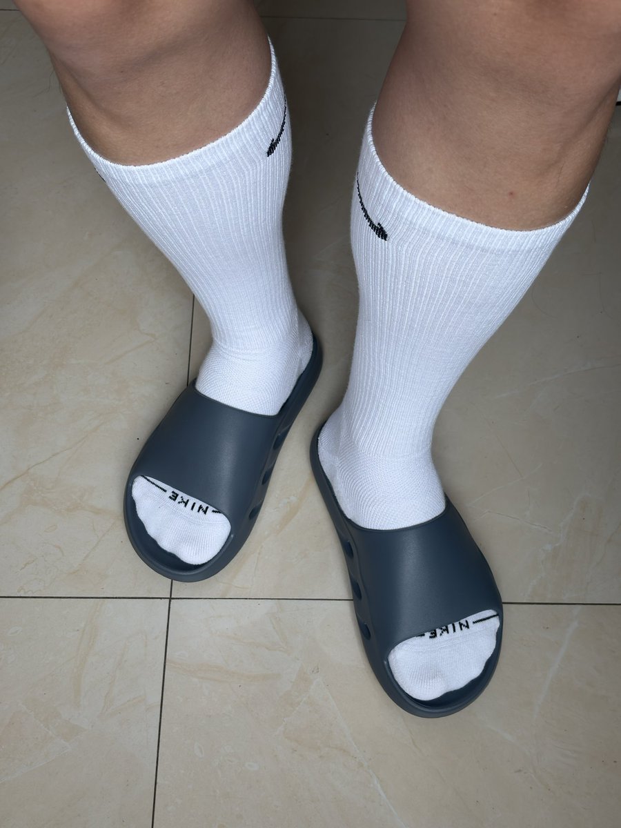 crew_fanatic's tweet photo. Rocking my new Nike socks today 🧦🧦

#nikesocks #whitesocks #gaysocks #socksfetish https://t.co/T4KxTJxIhx