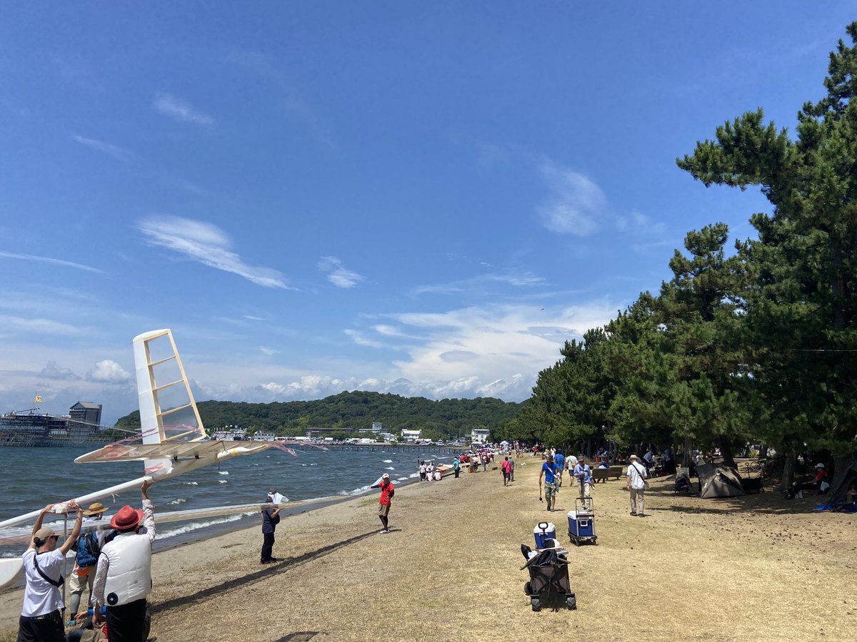 まだあと7機、駐機場に居ます。 全員飛べると良いのですが、琵琶湖も