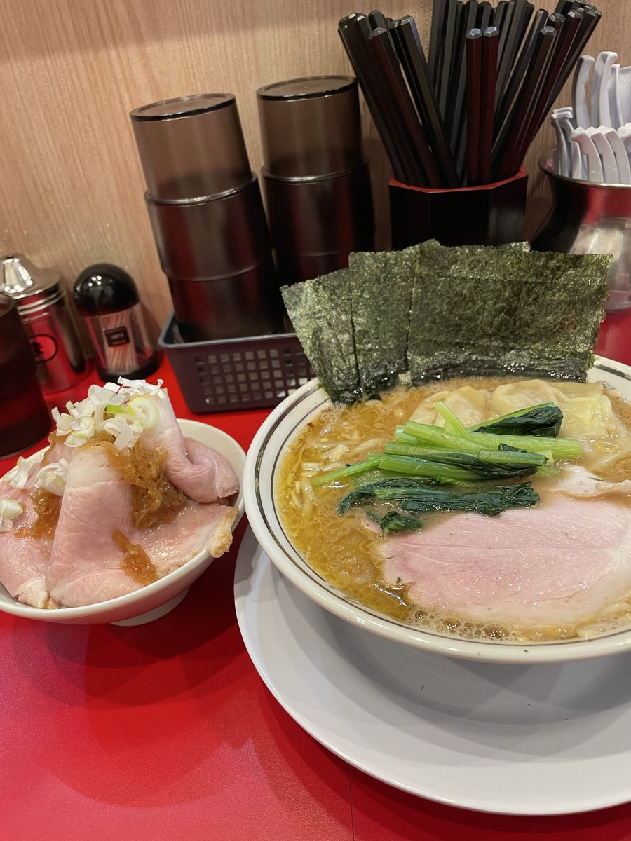 Emma78569758's tweet photo. 船場家@鶴橋
ラーメンワンタントッピング➕チャーシュー丼
ワンタンがとてもジューシーで生姜の風味が効いていておいしい‼️
だんはん！船場家はんはやっぱり美味いでっせ。はよ食べにいかんと　
おいしかったです！
ご馳走様でした‼️ https://t.co/6k9reGFiwZ