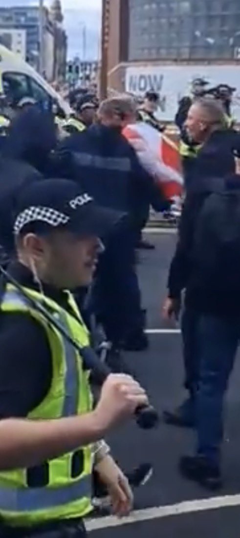 coffeemormon911's tweet photo. @PoliticoForYou >english flag at a nationalist protest
>in scotland https://t.co/cDvnXUrv03