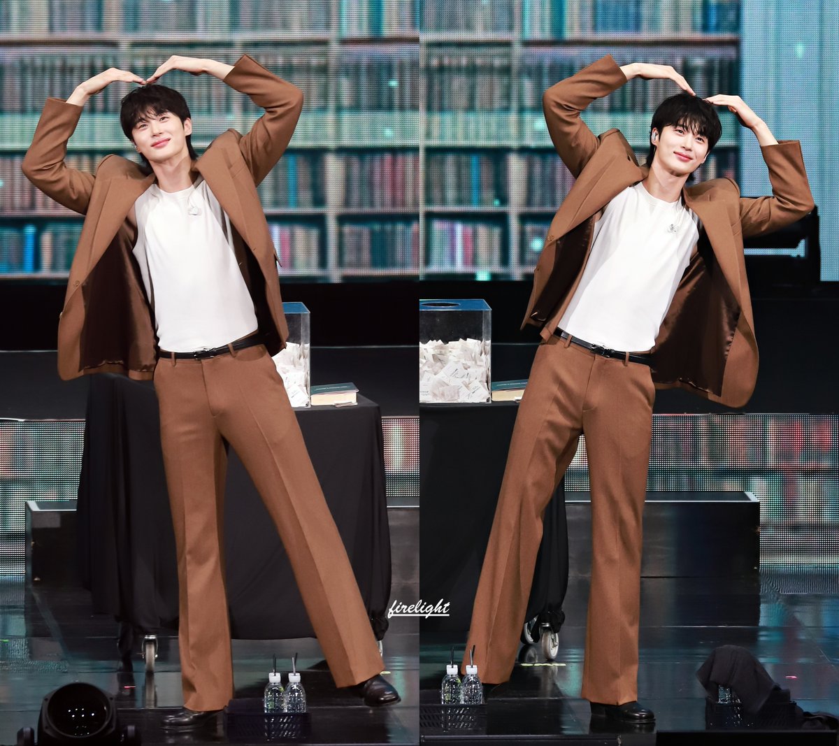 qnfrrhc's tweet photo. 260705 변우석 팬미팅 < The Secret Library >
오른쪽 💙 왼쪽💙
#변우석 #ByeonWooSeok #The_Secret_Library https://t.co/j7WpnaLSVh