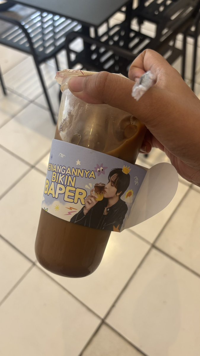 assummwin's tweet photo. Akhirnya ke beli juga yg latte banana. After gweh cobain nih lebih dominan rasa pait sih sama ya cuma ada wangi pisang doang ga ada rasa pisang malah. padahal ini sugar normal, ice normal juga btw bisa tulis di notes juga sih klo mau cup sleeve nya https://t.co/VpEcGbFqBm