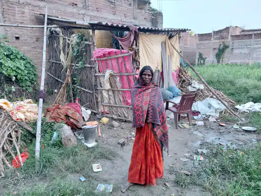 askshivanisahu's tweet photo. "पिताजी भूख से छटपटा कर मर गए। घर में खाने के लिए कुछ भी नहीं था, इसलिए मां राशन लाने मौसी के घर गई थीं। जब वह वहां से लौटीं तो पिताजी खाट पर मरे पड़े थे।

पड़ोसियों से बॉडी चेक करने के लिए कहा, लेकिन किसी ने उन्हें छूना भी नहीं चाहा। बाद में जब शव से बदबू आने लगी, तब लोगों ने आनन-फानन में उनका अंतिम संस्कार करा दिया।"

खगड़िया में 55 वर्षीय मन्नू साह की बेटी ने अपने पिता की मौत को लेकर यह जानकारी दी। बुधवार को अपने पिता की मौत के बाद वो उत्तर प्रदेश के बरेली से खगड़िया सदर प्रखंड स्थित अपने मायके पहुंची थीं।

ग्रामीण अमित ने कहा कि मन्नू साह की मौत के बाद करीब 48 घंटे तक शव घर में ही पड़ा रहा। शव से दुर्गंध आने के बाद स्थानीय लोगों की मदद से उनका अंतिम संस्कार कराया गया।