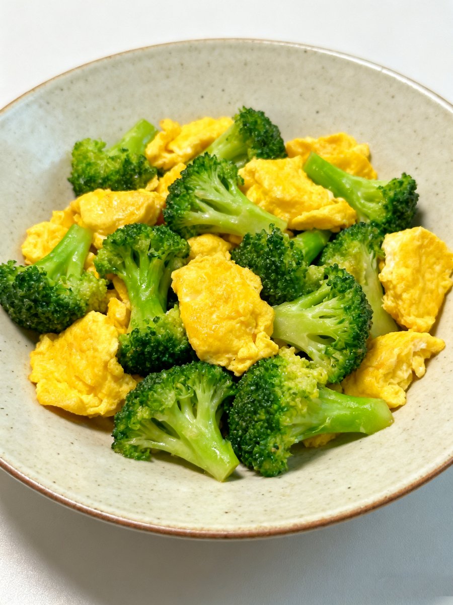 GeethaK36377596's tweet photo. This 10-minute low-calorie meal is perfect for weight loss! Grilled chicken breast, steamed broccoli, and quinoa—balanced protein, fiber, and carbs to keep you full and energized. #减脂餐 #HealthyEating https://t.co/9m1OM19Mmf