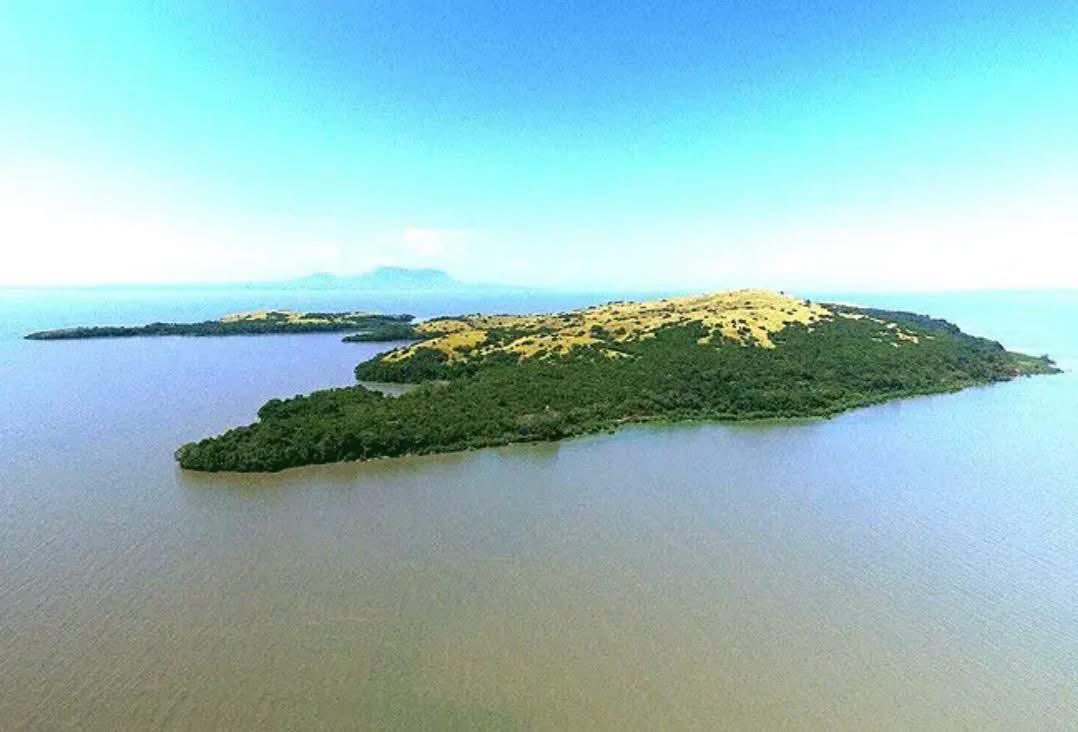 onjolo_kenya's tweet photo. There’s an island in Lake Victoria that Kenyans call “Red Island” and once you know why, you’ll never look at Kisumu the same way again 🧵 https://t.co/yc9iM7E8Iu