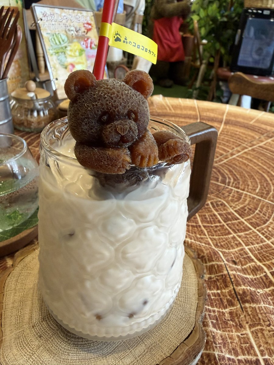8summersnow8's tweet photo. 今日は昼前に🐻ウェイターがいるカフェに行って来ました‼️めっちゃ🐻しゃべってくれるし、メニューも可愛くて美味しかった✨ https://t.co/D5DPUf468o