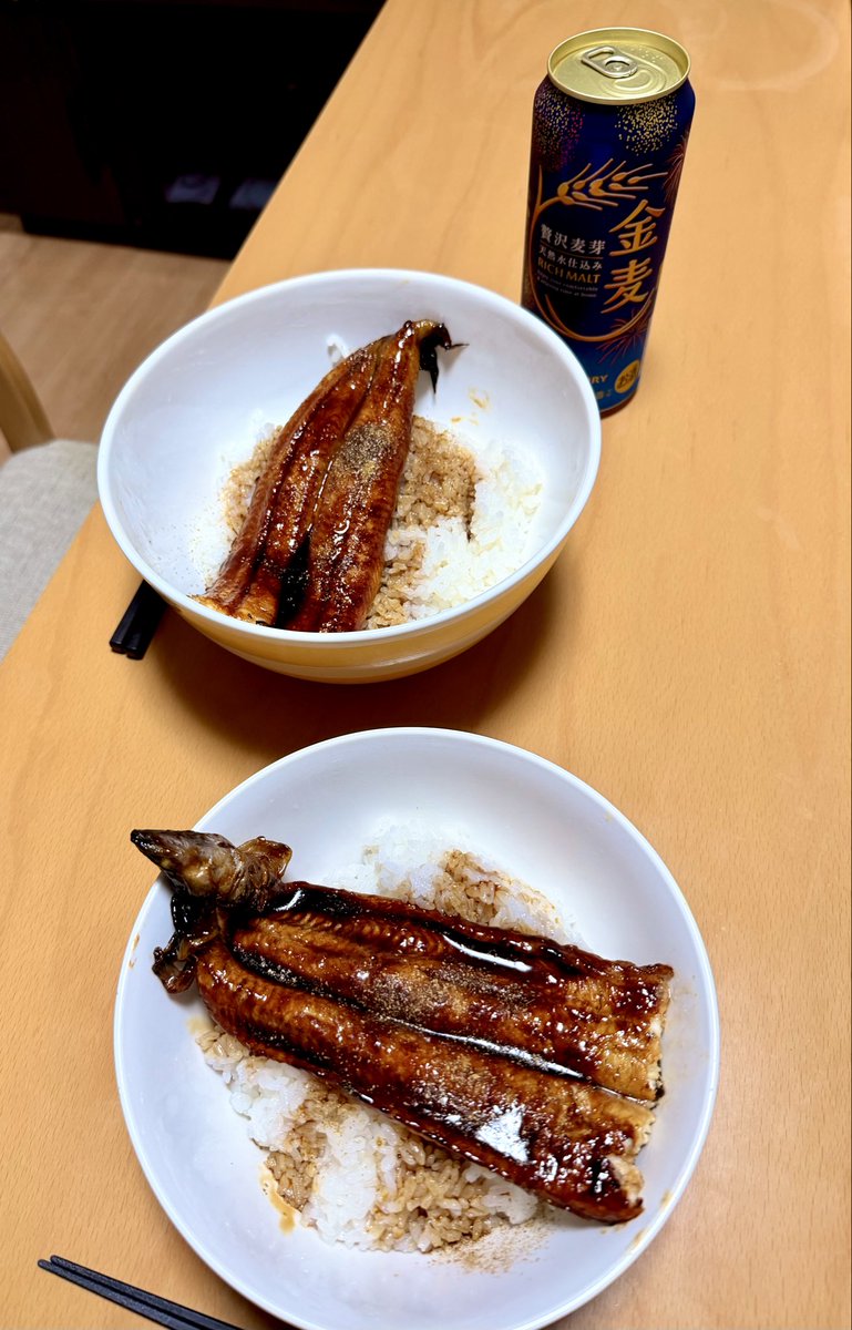AshikaChar's tweet photo. 店先で焼いてた鰻を買ってきて、炊き立てご飯で鰻丼にしました！
土用の丑の日は贅沢しちゃいますね。美味しかったです✨ https://t.co/OmTr0v2yuq