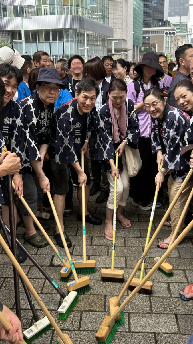 mitsukoshi_nh's tweet photo. 第54回　名橋「日本橋」橋洗い

日本橋の夏の風物詩「橋洗い」に参加しました🧹
デッキブラシでごしごし洗い、消防団による放水でさっぱりきれいに😉 https://t.co/v105BhuZ01