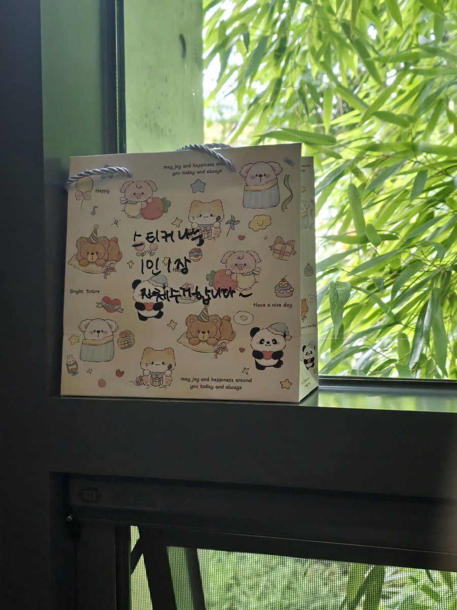 meanxmx's tweet photo. 1-2층 사이 계단 창가에 비치했습니다!!!!! https://t.co/qxuWploA5c
