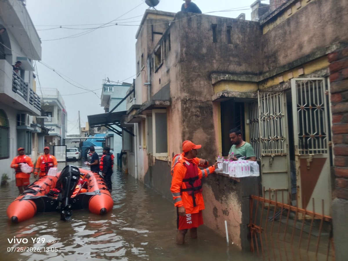 ChaudhryShankar's tweet photo. In the face of heavy rains, countless hands have come together in the true spirit of public service. I extend my gratitude to our frontline workers, Gujarat Police, healthcare &amp; sanitation teams, electricity personnel, and voluntary organisations for their unwavering dedication. https://t.co/sP2Qd2FO7D