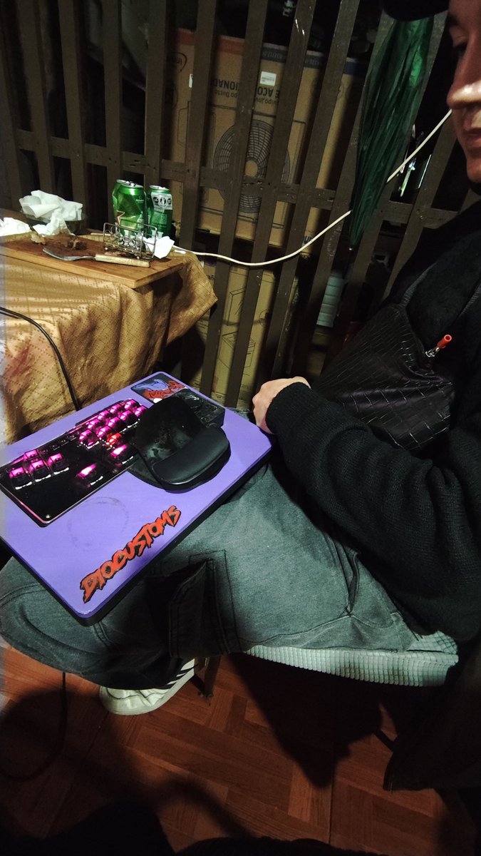 KaneBlueriverCL's tweet photo. One of the locals had an accident and has a cast on his right hand, but he's not letting that stop him from playing! https://t.co/E8QtdTwsqv