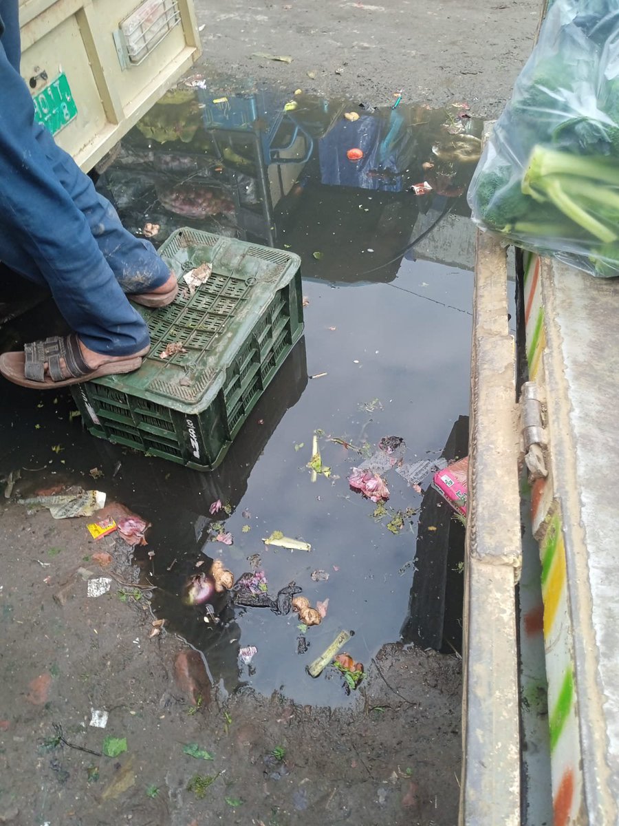 sstchandigarh's tweet photo. सेक्टर 26 मंडी में बहता सीवरेज का पानी।

सेक्टर 26 मंडी के गड्ढा शेड में जो सब्जियां शहर में लोगो तक पहुंच रही वो सीवरेज के पानी से होकर आ रही है।

कृपया इस पर संज्ञान लिया जाए।
@chandigarh_admn @Gulab_kataria 
@nishantyadavIAS @MCChandigarh https://t.co/dAghlTlfWy