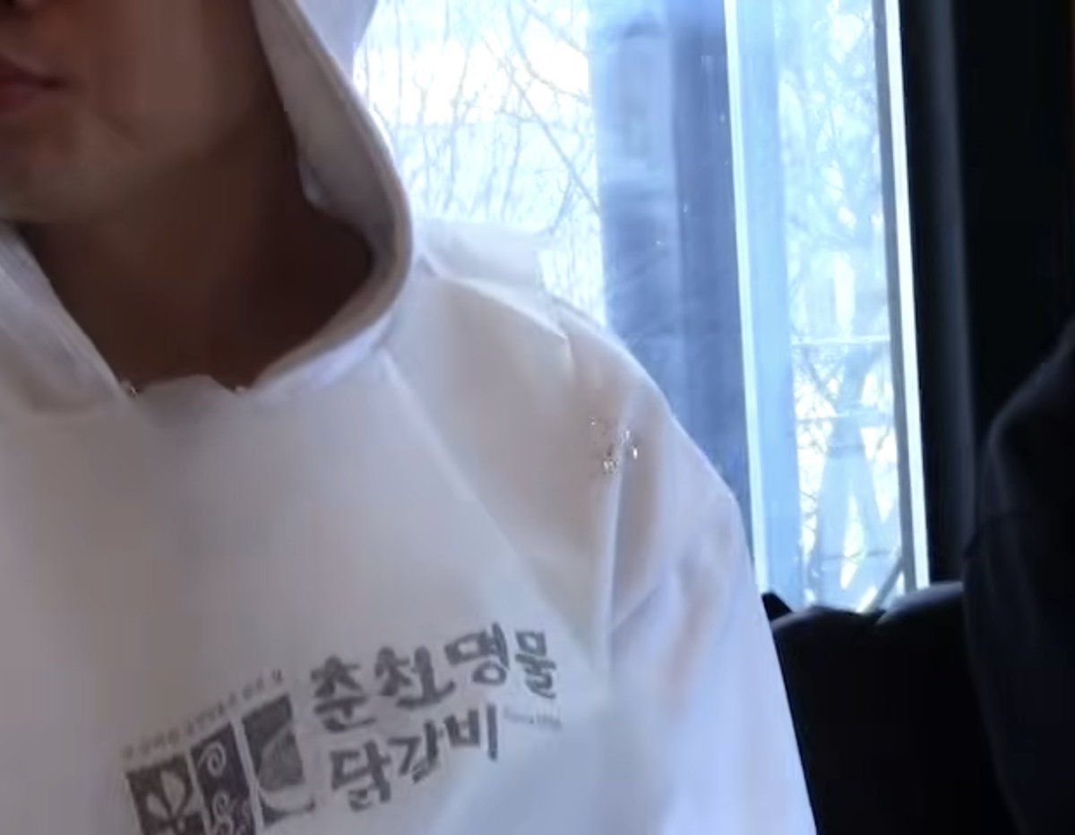 soggifries's tweet photo. 나 첨에 이거 잘못보고 닭갈비 티샤츠 입고잇는줄알고 아니 그정도로 좋아한다고?? 이랫는데 걍 일회용 앞치마엿음…머쓱띠 미안합니다.. https://t.co/5WbdfevHBZ