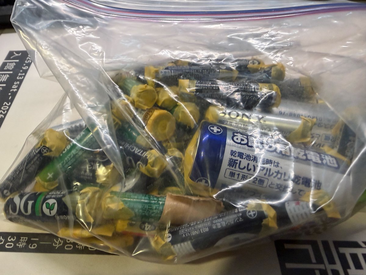 ottan's tweet photo. ヨドバシに買い出しに出たついでに処分してもらおうとおもったら、ボタン電池だけじゃなくて乾電池電極カバーしてないと受け取れないといわれてしまったので、ポチポチ貼った。 https://t.co/VMd8E2Y1OB