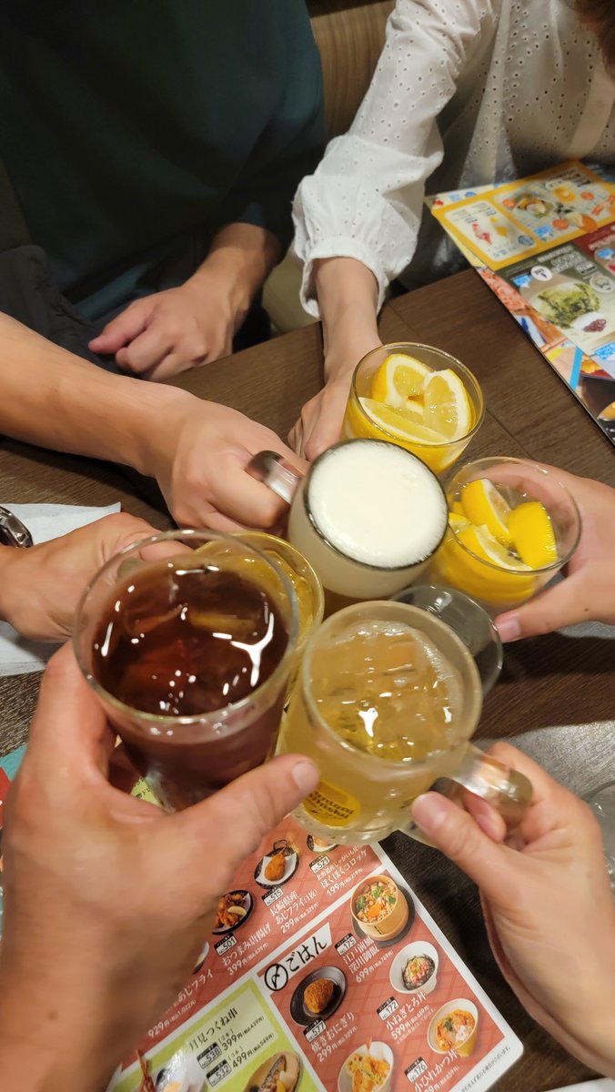 bbm_dfn8's tweet photo. スーパーに食材買い物しに、街で何組の知り合いと会い、立ち話してるのも何だからランチ行こーって事になり
あれよあれよと、知り合いに会い。地元のステーキ屋に（現在9人。流石に座れなくて）

50過ぎの、おっさんファミレス初デビュー
何故行ったことがなかったのか？
乾杯の儀🍺𓂃 https://t.co/Vq8AB4RqUf