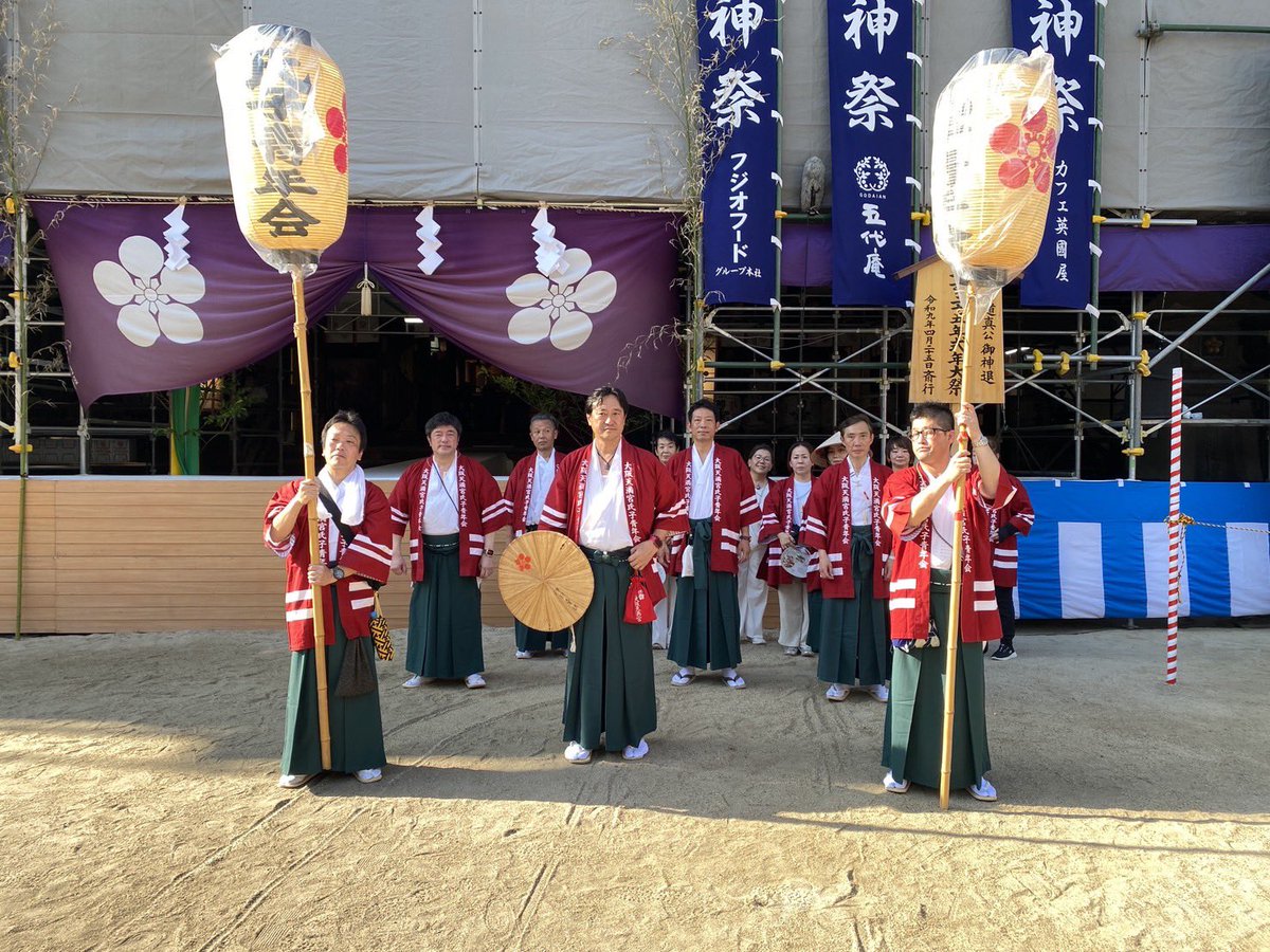 Shigehara_hide's tweet photo. 昨日は、大阪天満宮氏子青年会の一員として天神祭に参加させていただきました。
陸渡御、船渡御を無事に終え、宮入り。
大阪の夏を代表する、この伝統行事、ご準備から後片付けまで、関係者の皆様、お疲れ様でした。
ありがとうございます。 https://t.co/wORmJJYTDI