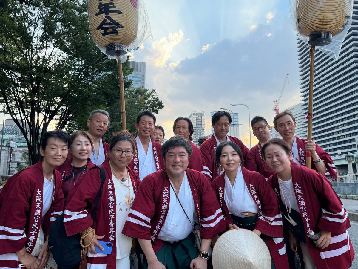 Shigehara_hide's tweet photo. 昨日は、大阪天満宮氏子青年会の一員として天神祭に参加させていただきました。
陸渡御、船渡御を無事に終え、宮入り。
大阪の夏を代表する、この伝統行事、ご準備から後片付けまで、関係者の皆様、お疲れ様でした。
ありがとうございます。 https://t.co/wORmJJYTDI