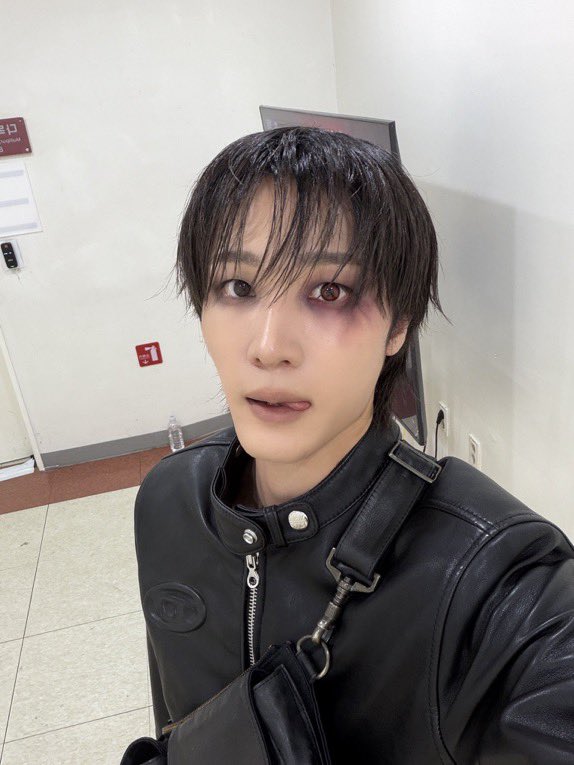 starmansoul's tweet photo. him crying his makeup off ☹️☹️☹️☹️☹️ Im so proud of them for winning agggchhcghhh https://t.co/z50Isedmpz