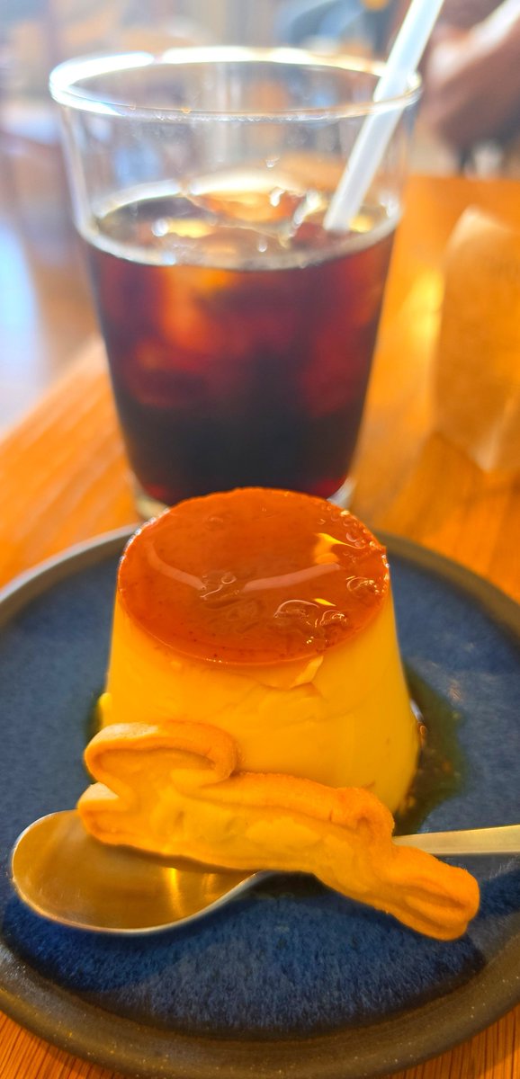 elcat1963's tweet photo. 今日はここ!
『coffee&bakes YATT箕面本店』
高台にあり大阪が一望出来るお店。
サンドイッチ、パスタ、サラダ、ケーキやスイーツも提供するくつろいだ雰囲気のカフェ。
水出しコーヒーが絶妙!!
箕面市如意谷1丁目12−19
#coffee&bakes
#YATT
#箕面本店
#カフェ
#水出しコーヒー
#パスタ
#スィーツ
#プリン