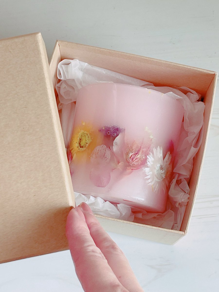 natureground's tweet photo. こんにちは。本日も13:00〜16:00まで営業いたします。皆さまのお越しをお待ちしております。

贈り物にも最適なお花をあしらった、やや大きめのアロマキャンドルを現在製作中です。
近日中に様々な香りとカラーでご案内できそうです🌸 https://t.co/xgjbeopAjP