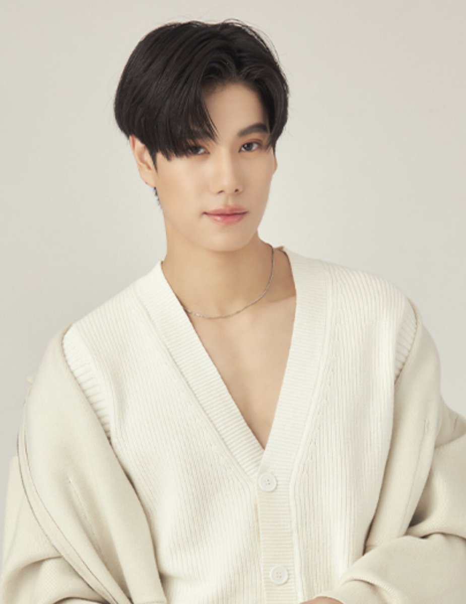 phuyaku's tweet photo. aduh phuwin cantiknya effortlessly banget sih, cantik terus ya phuwin biar banyak yang iri dan tau kalo kamu sebenernya bisa cantik bisa ganteng bisa imut lucu bisa semuanya, liat deh mau gimana pun CANTIK FROM HEAD TO TOE jangan main main yah :Vv😠😏😏😏 https://t.co/I6jKxFXz4T