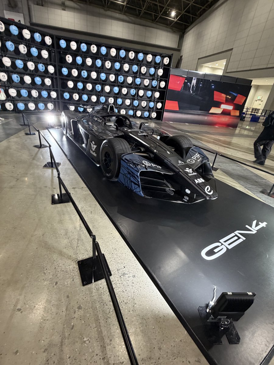 cyusuke816's tweet photo. フリー走行は遅延。
サーキットへの道は閉鎖中。ファンヴィレッジで快適に退避中😊
有明地区、ほんの少し位置がズレるだけで30分後に雨上がるとの情報と16時まで降るとの情報が錯綜している😅参った😅 https://t.co/KB9GdTtuju