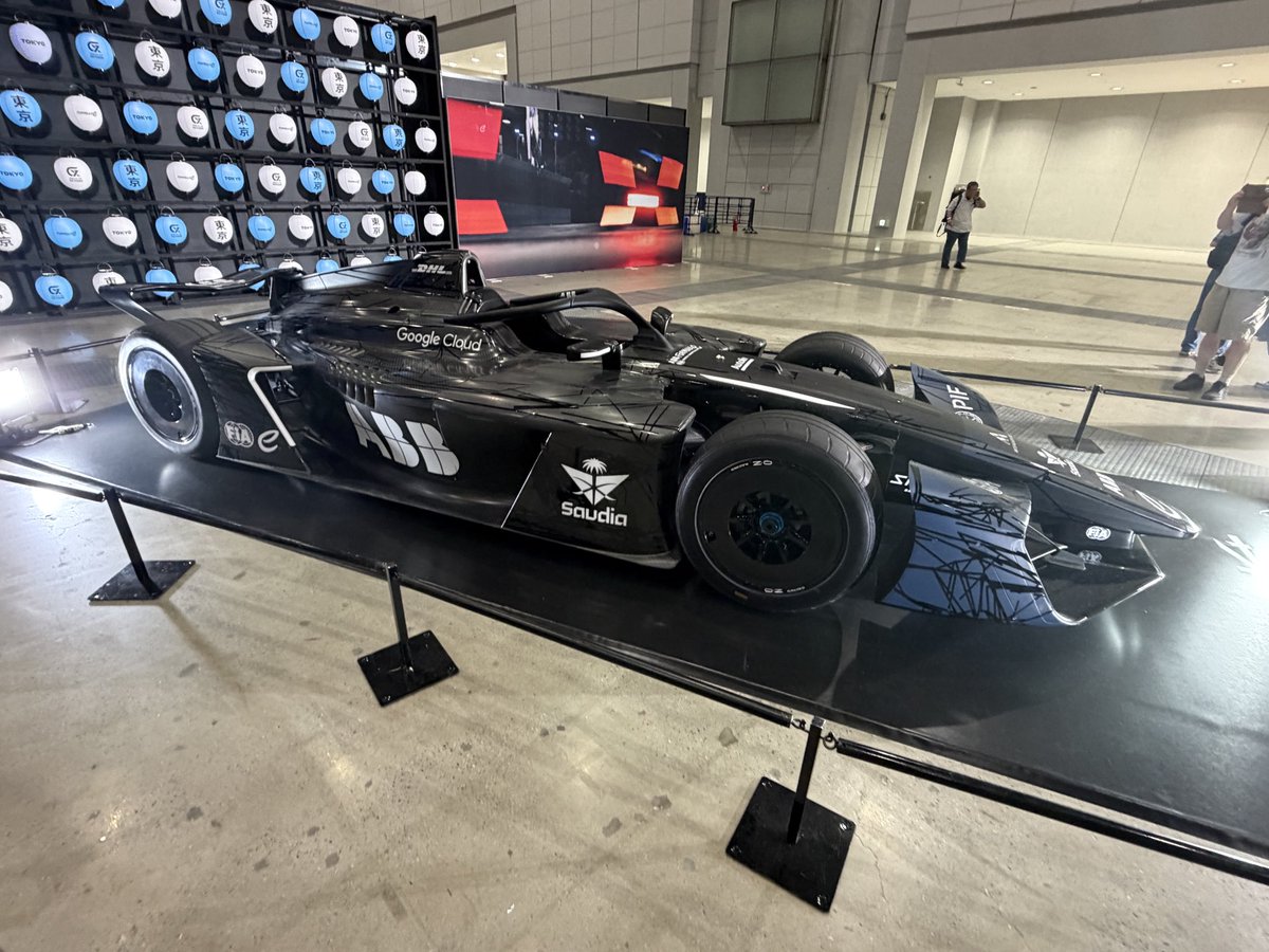 cyusuke816's tweet photo. フリー走行は遅延。
サーキットへの道は閉鎖中。ファンヴィレッジで快適に退避中😊
有明地区、ほんの少し位置がズレるだけで30分後に雨上がるとの情報と16時まで降るとの情報が錯綜している😅参った😅 https://t.co/KB9GdTtuju