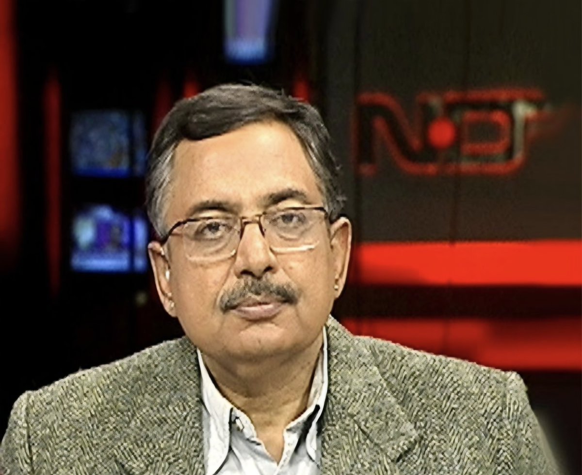 TellingRavindra's tweet photo. देश के सबसे शानदार पत्रकारों में से एक  विनोद दुआ साहेब हमेशा कहते थे कि "मंत्री,सांसद ये सब नेता सर्विस प्रोवाइडर हैं। इनको सिर पर मत बैठाओ। अगर एक की सर्विस पसंद नहीं है तो दूसरे की चुन लो। जैसे हमको एयरटेल का काम पसंद नहीं आया तो जियो में चले गए। लेकिन एयरटेल के मालिक के हम पैर तो नहीं छूने लग जाते हैं। तो फिर नेताओं को सिर पर क्यों बैठाते हो?"